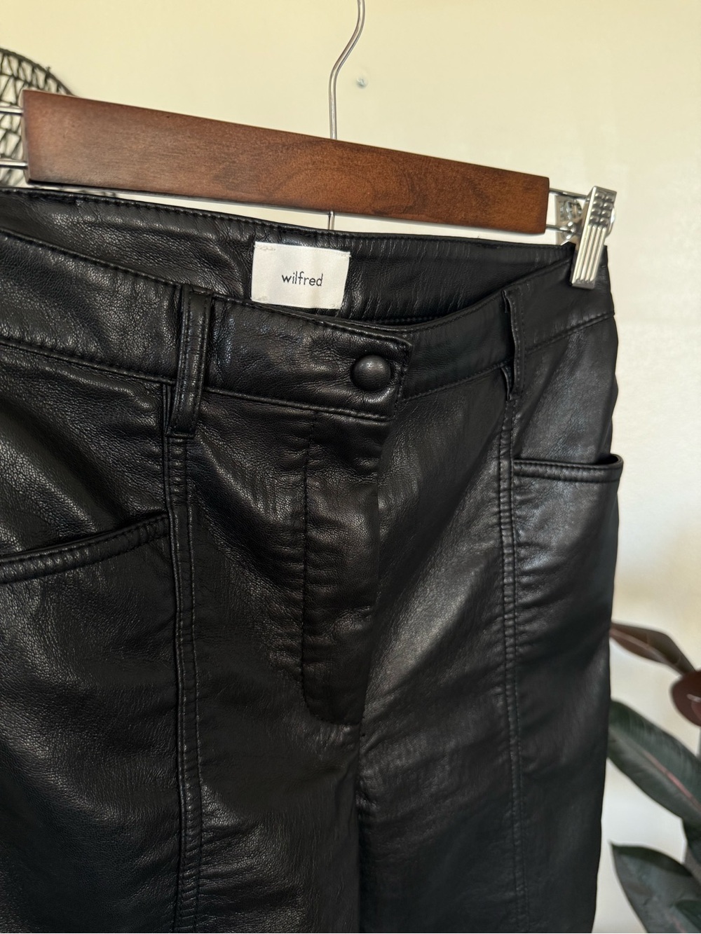 🍂 Aritzia Wilfred Black Faux-Leather Skinny Jeans